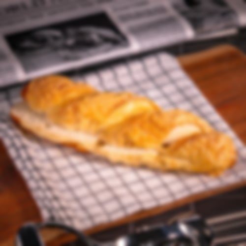 Goldbraune Laugenkäsestange mit aromatischer Käsekruste und weicher Krume bei Essmann’s Backstube