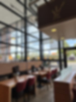 Sitzbereich der Bäckerei Essmanns für den Verzehr von Frühstück
