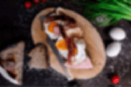 Herzhaft belegte Brotscheibe mit gekochtem Schinken, Spiegelei und krossem Bacon – Strammer Max Deluxe bei Essmann’s Backstube