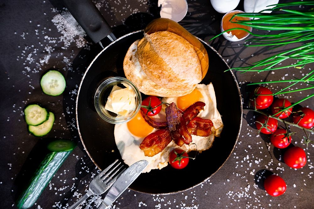 Ein kleines Frühstück mit Spiegeleiern und Bacon mit frischen Brötchen von der Bäckerei Essmanns Backstube