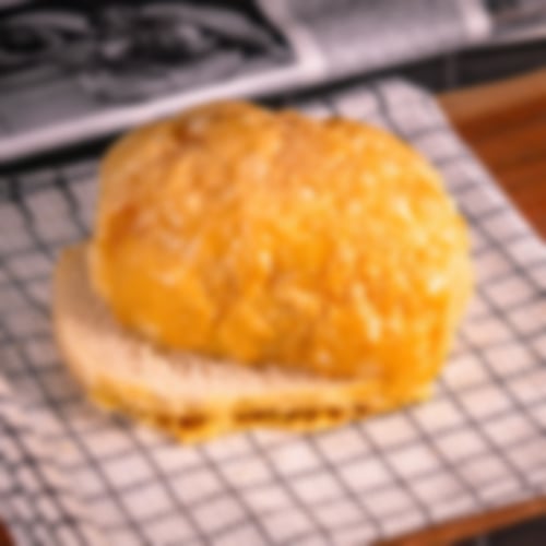 Weiches Weizenbrötchen mit 18 Stunden Teigruhe und goldgelber, würziger Käsekruste bei Essmann’s Backstube