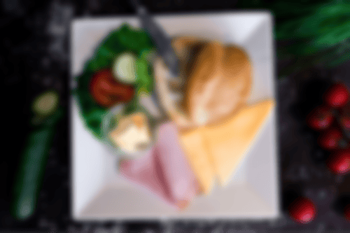 Kleines Frühstück mit ofenfrischem Brötchen, Butter, zwei Toppings nach Wahl und einem Heißgetränk bei Essmann’s Backstube