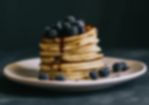 Fluffige Buchweizen-Blinis mit Heidelbeeren und Sirup – ein vielseitiger Frühstücksklassiker nach ukrainischer Art.