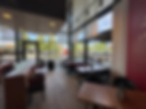 Sitzbereich der Bäckerei Essmanns für den Verzehr von Frühstück