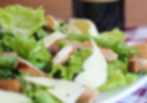 Caesar-Salat mit gegrilltem Hähnchen, frischem Römersalat, Parmesanspänen und knusprigen Croutons – perfekt für eine leichte Mahlzeit