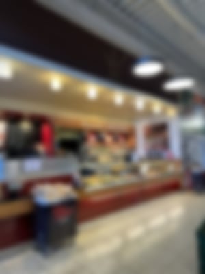 Verkaufstheke der Bäckerei Essmanns mit Brot, Snacks, Brötchen und Kuchen