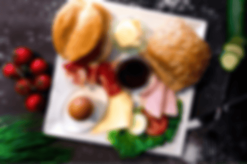 Herzhaftes Frühstück mit zwei Brötchen, Butter, gekochtem Ei, vier Toppings nach Wahl und Heißgetränk bei Essmann’s Backstube