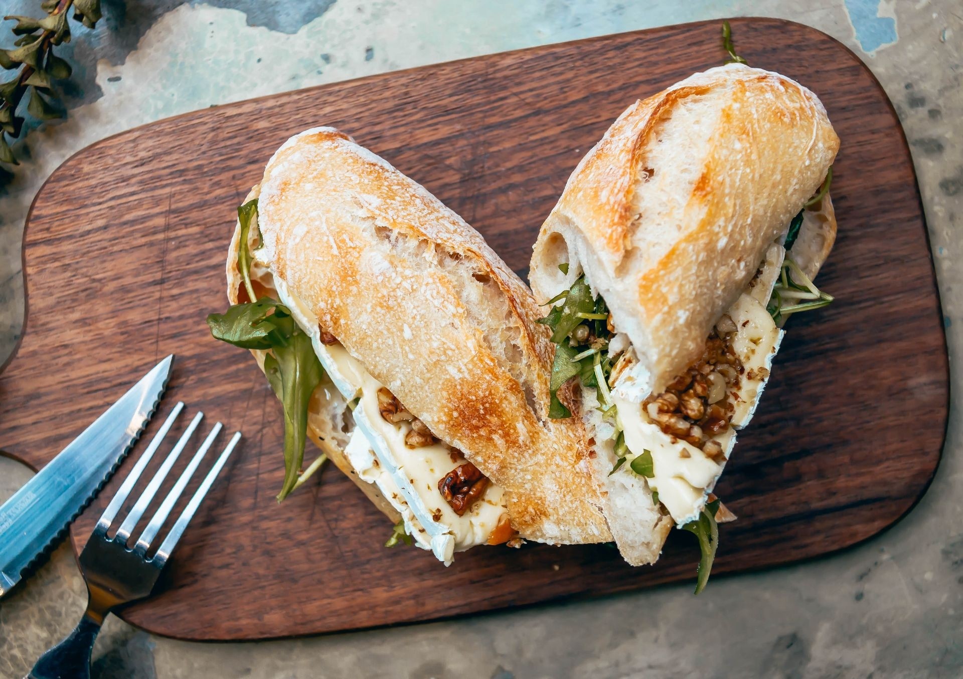 Knuspriges Baguette mit Camembert, Rucola und karamellisierten Walnüssen – ein herbstlicher Snackklassiker