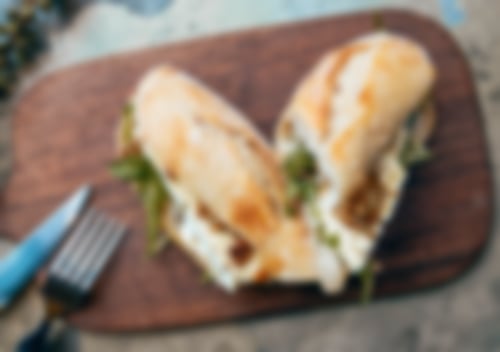 Knuspriges Baguette mit Camembert, Rucola und karamellisierten Walnüssen – ein herbstlicher Snackklassiker