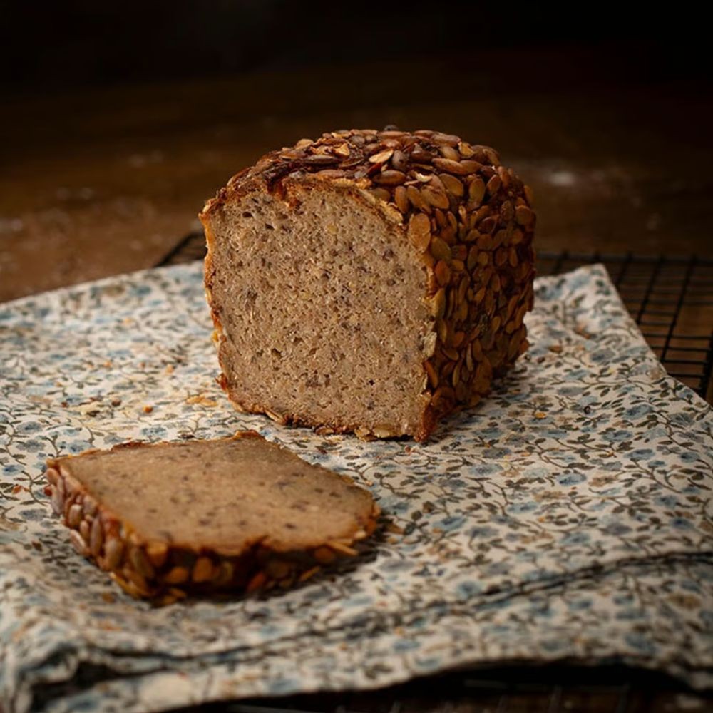 Krustiges Bio-Weizenmischbrot mit Bio-Roggen und Bio-Körnern wie Sesam, Leinsaat und Kürbiskernen bei Essmann’s Backstube