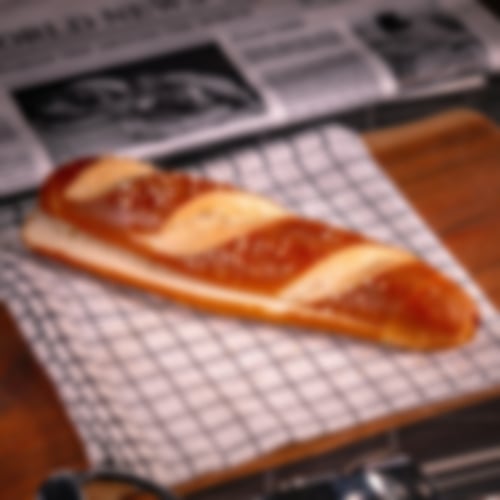 Knusprige Laugenstange mit goldbrauner Kruste, markanten Einschnitten und grobem Salz bei Essmann’s Backstube