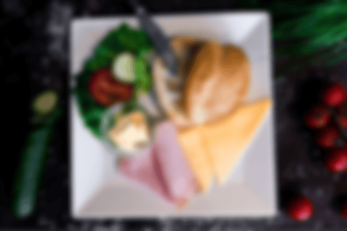 Kleines Frühstück mit ofenfrischem Brötchen, Butter, zwei Toppings nach Wahl und einem Heißgetränk bei Essmann’s Backstube