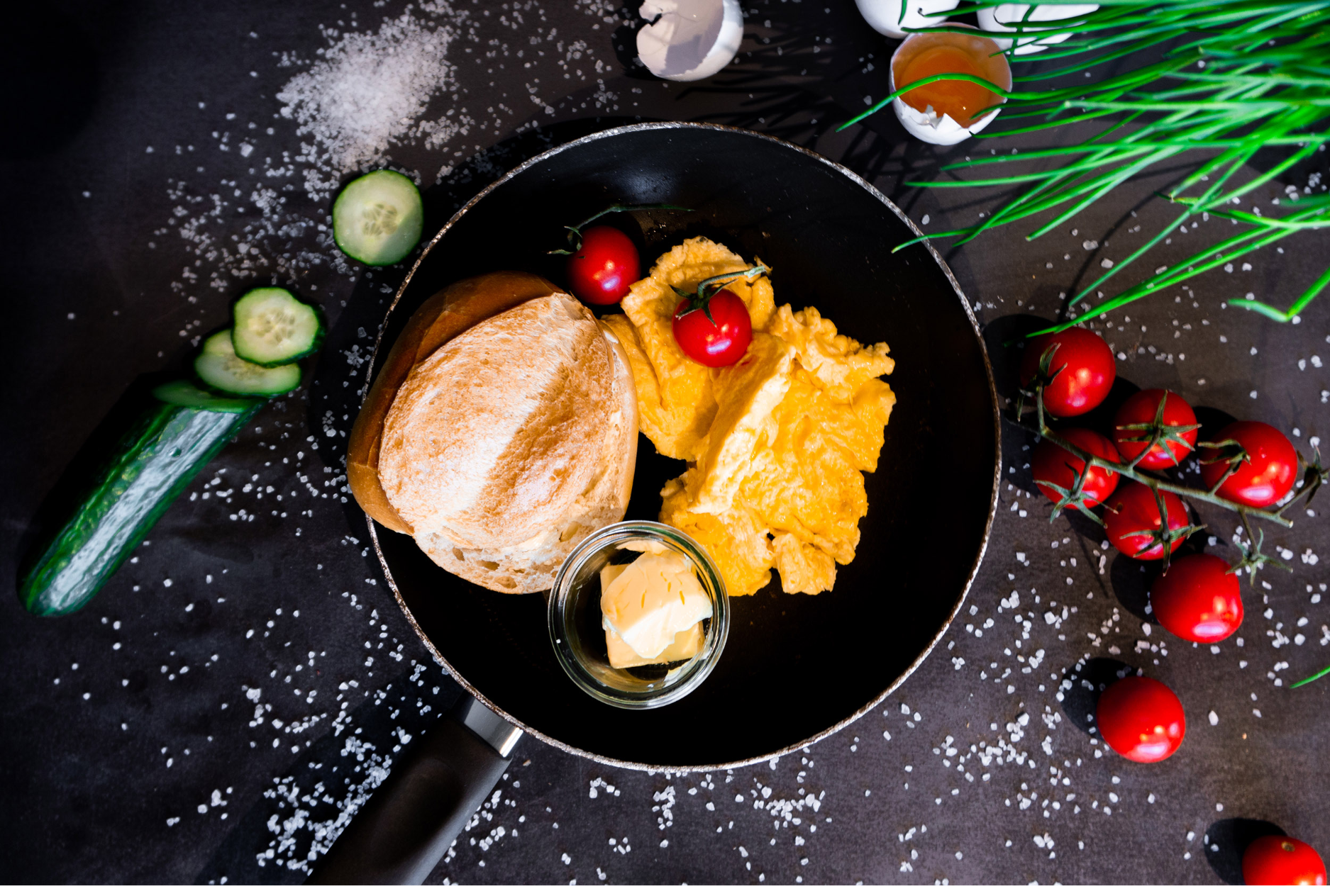 Kleines Frühstück mit Rührei und frischen Brötchen von der Bäckerei Essmanns Backstube.