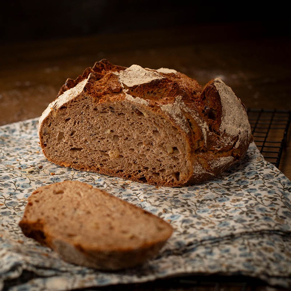 Rustikales Weizenbrot mit kräftiger Kruste und vielen Walnüssen – ideal zu Käse oder Schinken bei Essmann’s Backstube
