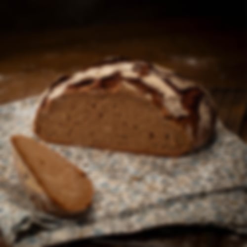 Herzhaftes Roggenmischbrot mit kräftiger Steinofenkruste und intensiven Röstaromen bei Essmann’s Backstube