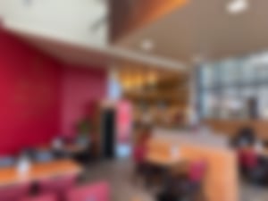 Sitzbereich der Bäckerei Essmanns für den Verzehr von Frühstück