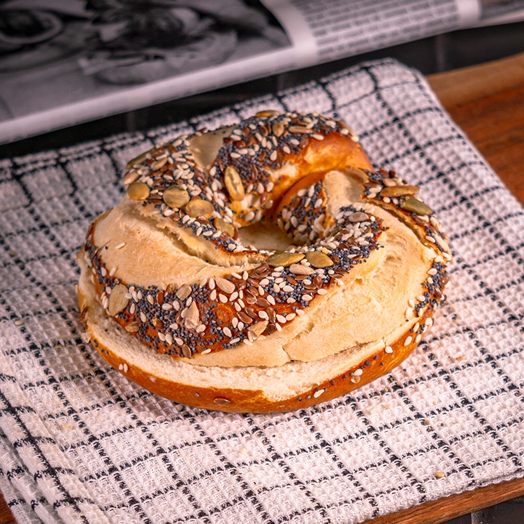 Goldbrauner Laugenring mit dekorativer Körnermischung aus Mohn, Sesam und Kürbiskernen bei Essmann’s Backstube