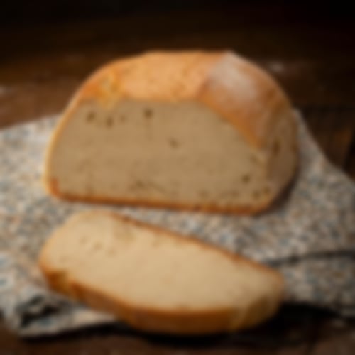 Saftiges Bauernbrot aus Weizenmehl mit goldbrauner Kruste, aneinander gebacken für den typischen Charakter bei Essmann’s Backstube