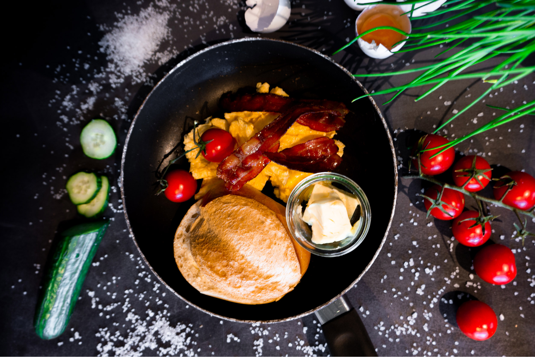Ein kleines Frühstück mit Rührei, Bacon und frischen Brötchen von der Bäckerei Essmanns Backstube.