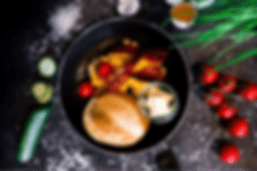 Große Portion Rührei mit knusprigem Bacon, dazu ein frisches Meisterbrötchen und Butter bei Essmann’s Backstube