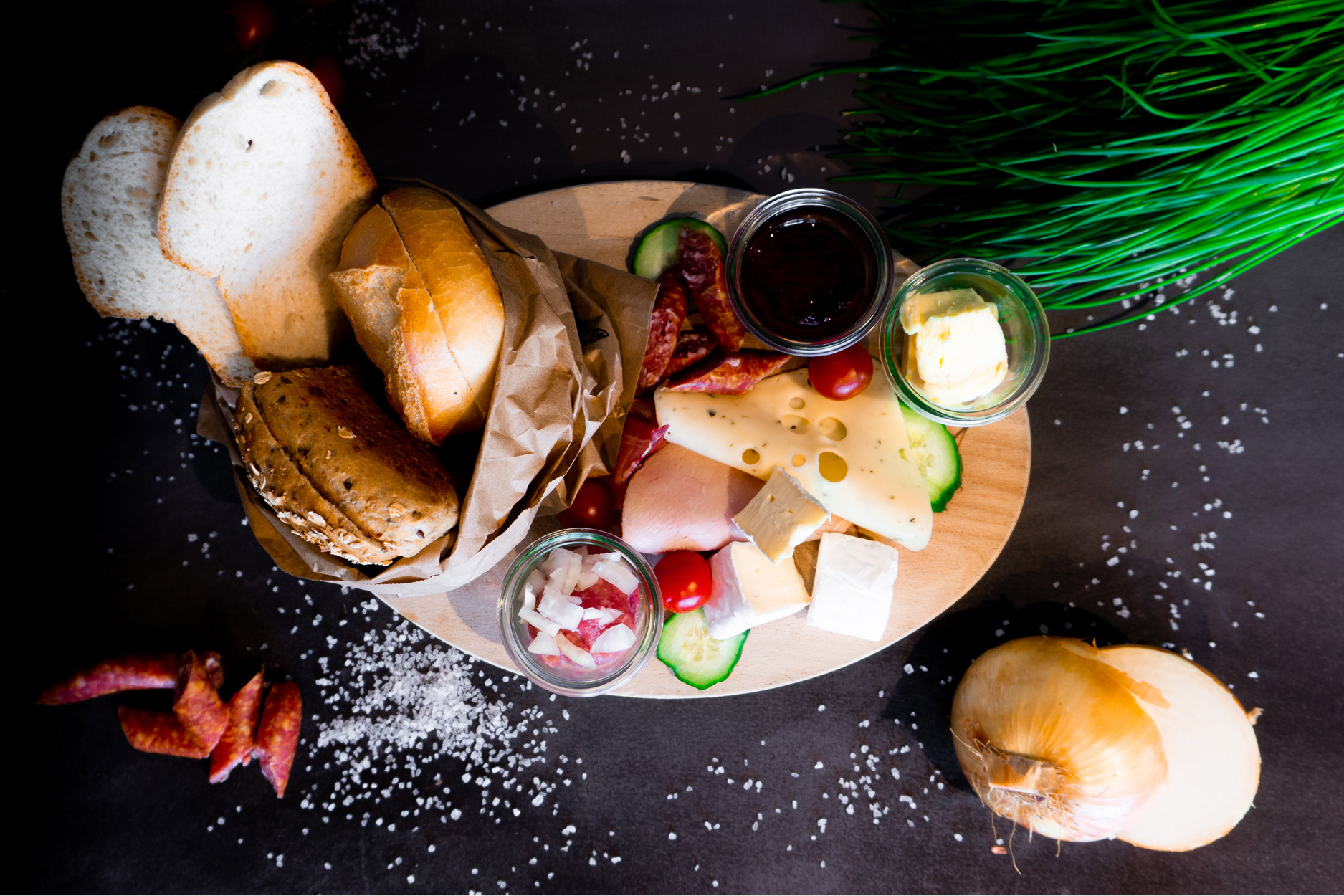 Großes Frühstück mit Frischen Brötchen und Brot mit leckeren Beilagen von der Bäckerei Essmanns Backstube
