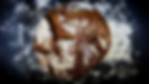 Nahaufnahme von kleinen Plätzchen mit Schokostücken, die mit Puderzucker bestäubt werden, auf einem Backblech.