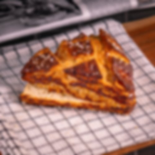 Knusprige Laugenecke aus feinem Croissantteig mit goldbrauner, salzbestreuter Kruste bei Essmann’s Backstube