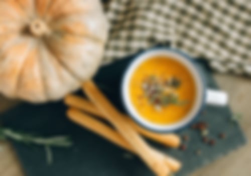 Cremige Kürbissuppe aus Hokkaido mit Sahne, verfeinert mit gerösteten Kernen und frischem Rosmarin