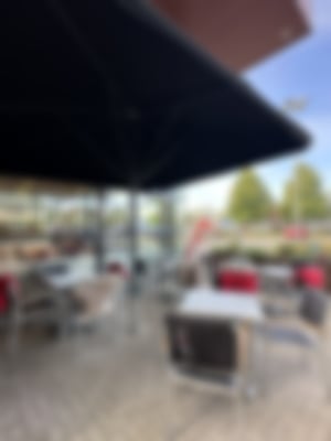 Außenterrasse mit Stühlen und Tischen der Bäckerei Essmanns in Altenberge.