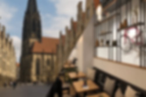 Ansicht aus der Stadt Münster am Prinzipalmarkt, wo man die Kirche sehen kann.