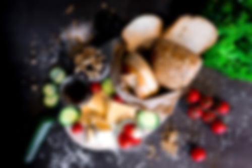 Herzhaftes Frühstück mit Brötchen, Brotscheiben, Butter, Konfitüre, Käse, Mett, Serrano und Putenbrust bei Essmann’s Backstube