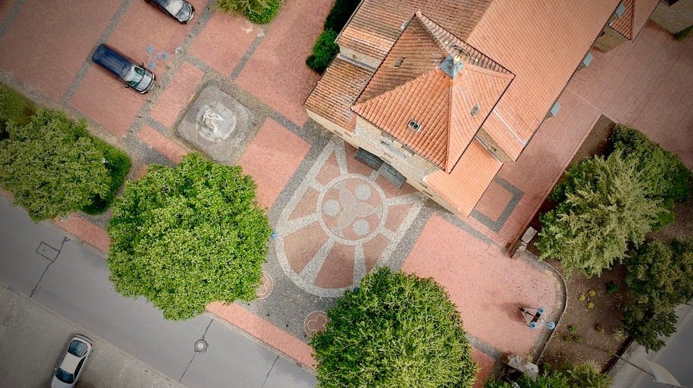 Neugestalteter Kirchplatz
