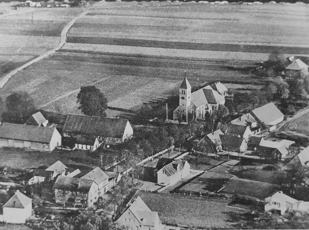 Der Hollager Ortskern mit dem Hof Wulftange (links) und St. Josef im Jahre 1961