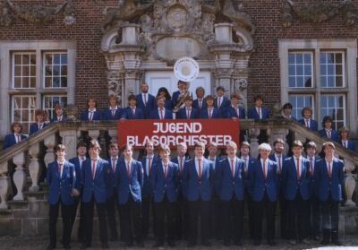 Jugendblasorchester 1985 mit neuen Uniformen vor dem Barockschloss Ahaus