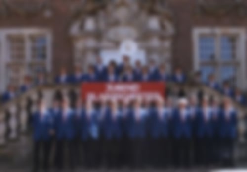 Jugendblasorchester 1985 mit neuen Uniformen vor dem Barockschloss Ahaus