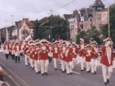 Rosenmontagsumzug in Düsseldorf 1998 in roten Uniformen mit weißen Hosen