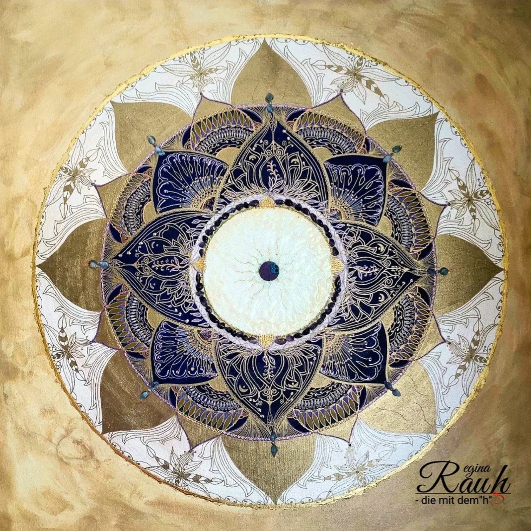 Handgemaltes Mandala-Unikat in Gold und Dunkelblau mit feinen Ornamenten und energetischen Edelsteinen.