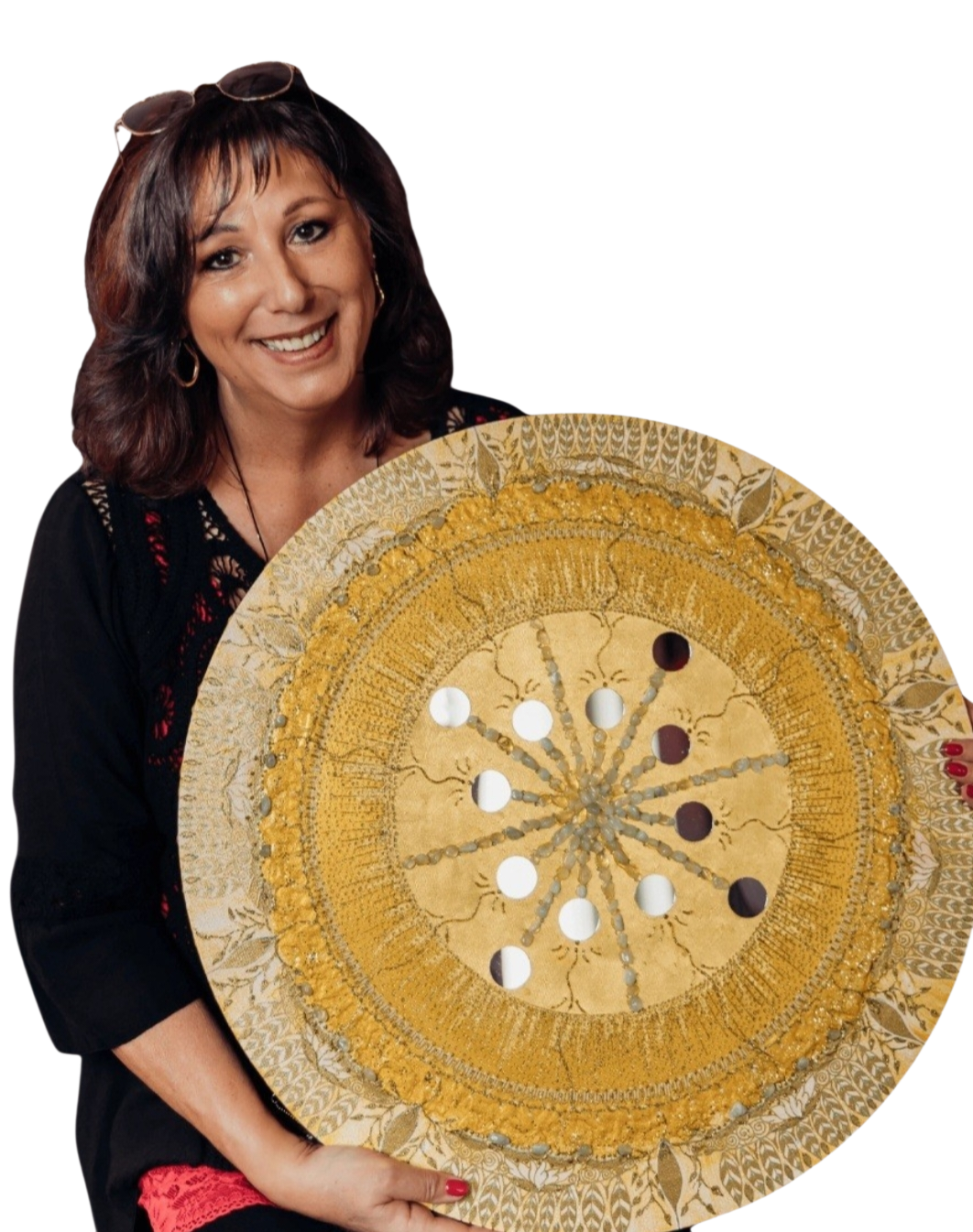 Mandala Künstlerin Regina Rauh präsentiert ein großformatiges, handgemaltes Mandala-Energiebild mit Gold-Veredelung in Otterndorf