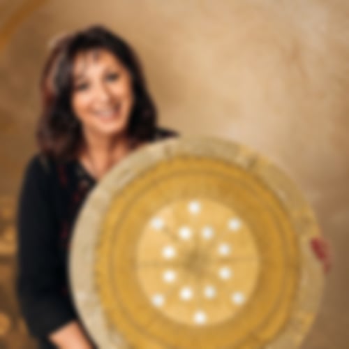 Mandalakünstlerin Regina Rauh aus Otterndorf mit großem, handgemalten goldenen Mandala-Unikat