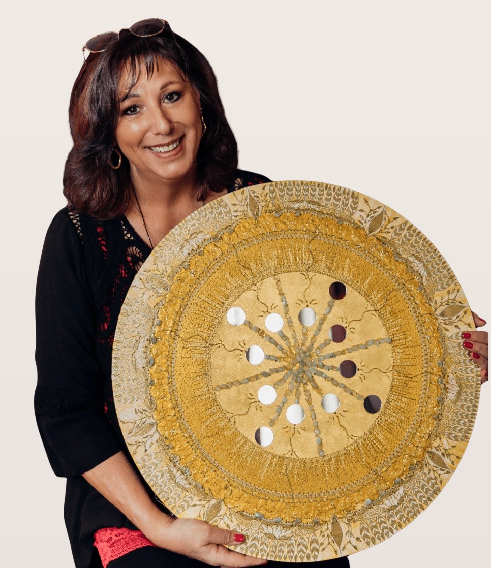 Mandala Künstlerin Regina Rauh präsentiert ein großformatiges, handgemaltes Mandala-Energiebild mit Gold-Veredelung in Otterndorf