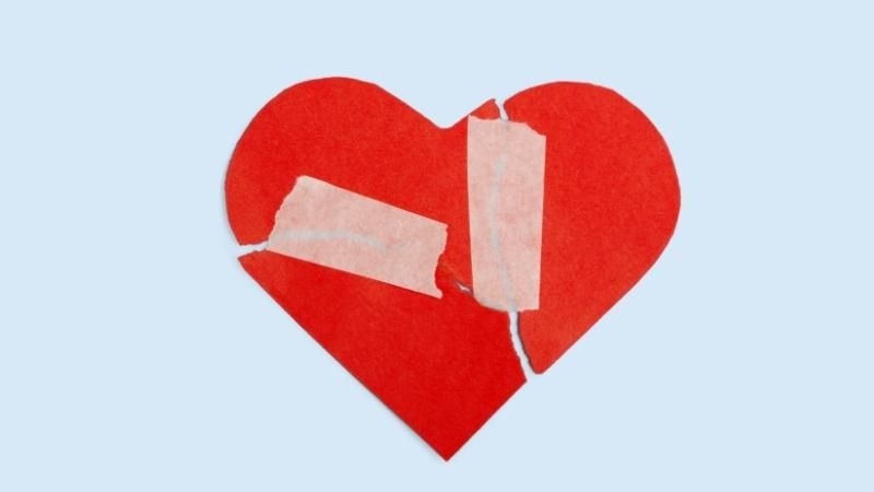 Herz mit Pflastern geflickt