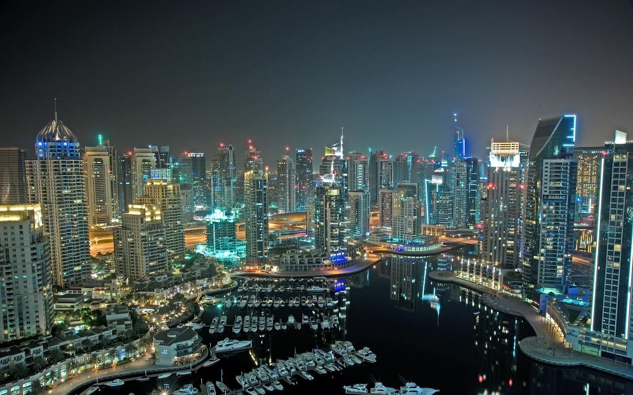 Skyline von Dubai beim Jachthafen bei Nacht