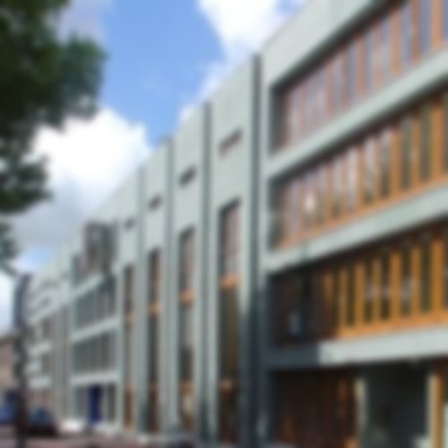 Gebäude mit Fassade aus Anröchter Grünstein