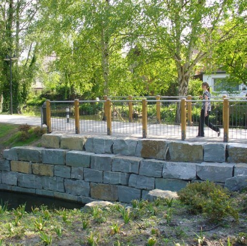 Fußgängerbrücke aus Quaderblöcken