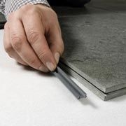 Schaumfolie ausrollen, Natursteinplatte platzieren und das Verbindungs- und Fugenprofil einfügen