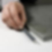 Schaumfolie ausrollen, Natursteinplatte platzieren und das Verbindungs- und Fugenprofil einfügen