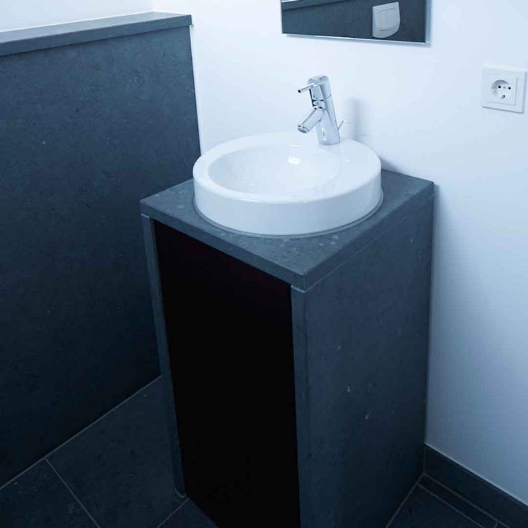 Waschbeckenunterbau aus Naturstein