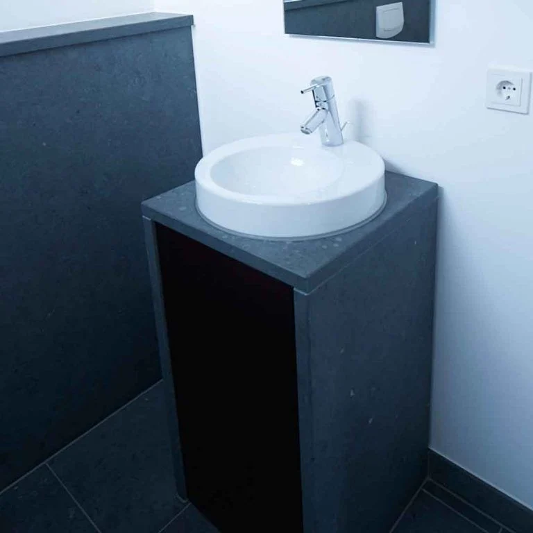 Waschbeckenunterbau aus Naturstein