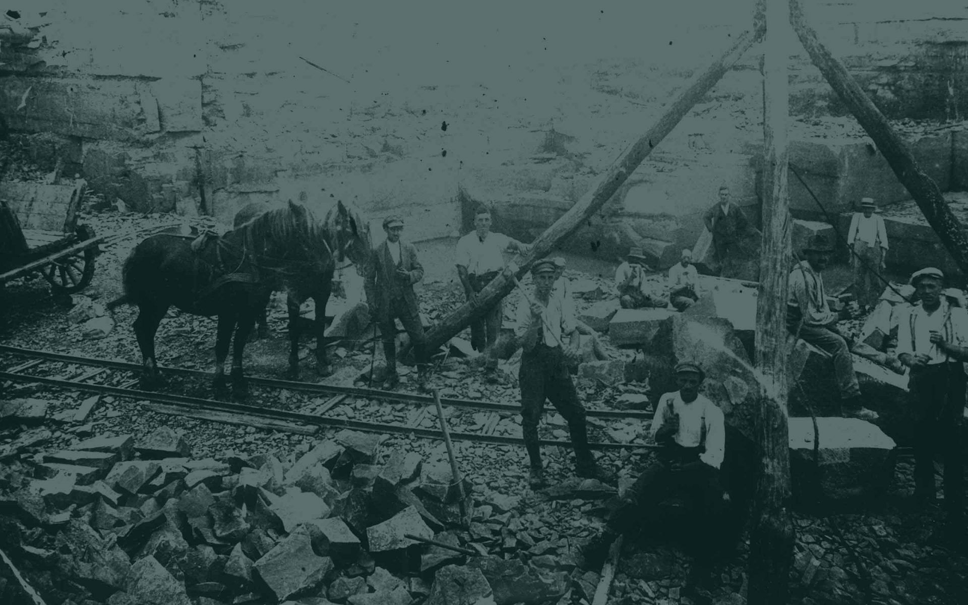 Altes schwarz/weiß Foto Arbeiter im Steinbruch
