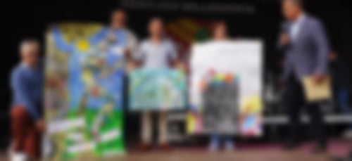 Aktion „Plakatwettbewerb buntes und sauberes Kehl“ mit der Prämierung im Mai 2022 – Messdi Kehl. Das Foto zeigt die Preisverleihung an den ersten Preisträger: Oberlin Schulverbund in Kehl-Kork.